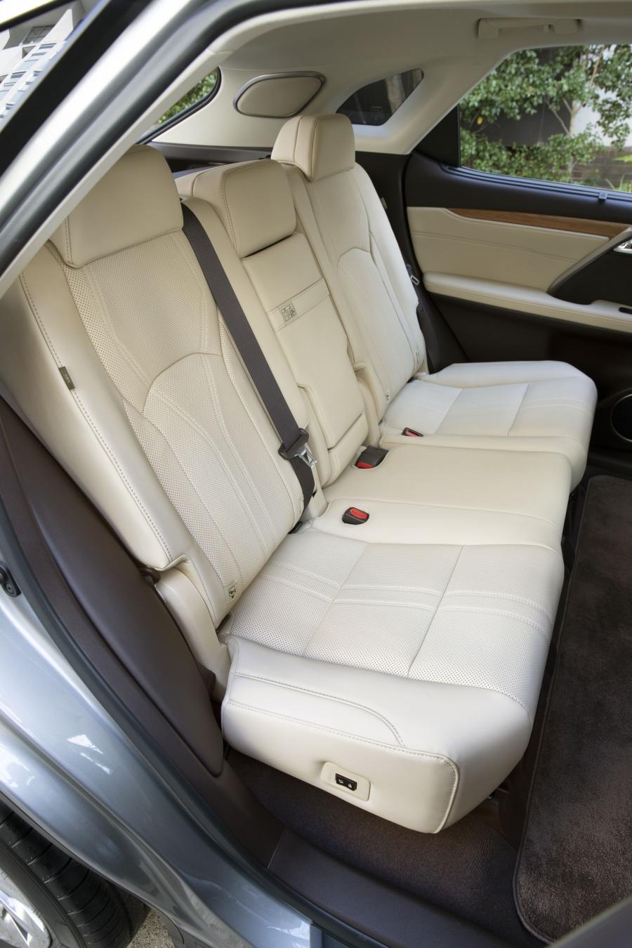Интерьер Lexus RX450h 2019 года  (AU) (фото 2 из 6)
